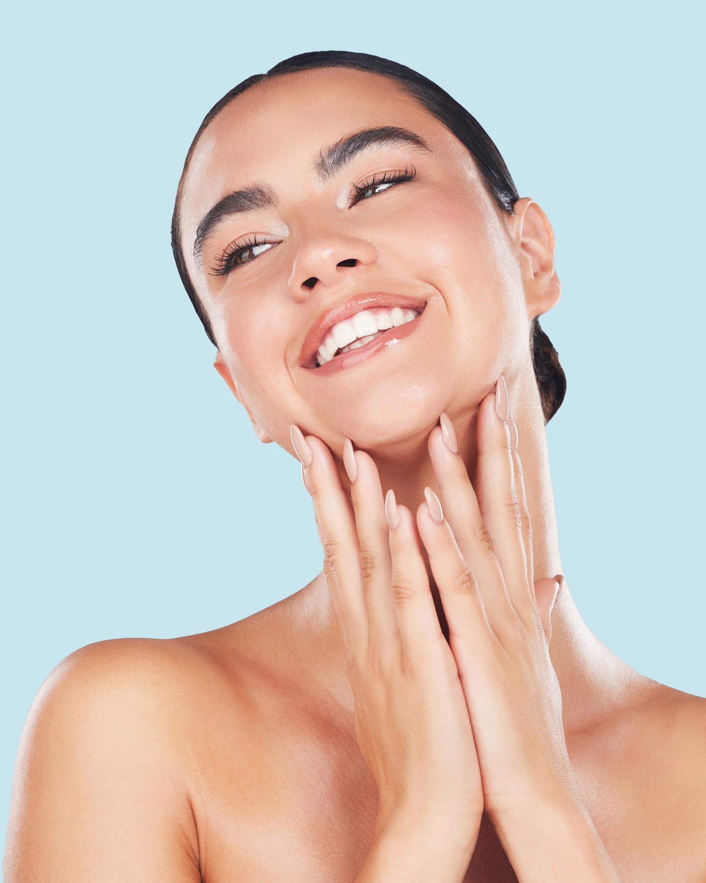 Mujer sonriente mostrando resultados naturales tras tratamientos esteticos avanzados en clinica SENZA.